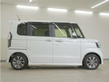 リアには左右スライドドアを採用。狭い駐車場でも開閉しやすく、強風の日でもドアが煽られにくくなっております。小さなお子さまやご年配の方も安心して乗り降りできます。