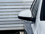 【LED内蔵ウィンカー】LEDとクロームの先進的なコントラストのミラーデザインに加え、後退時助手席側のミラーが自動で下方を向くリバースポジション機能も備えており実用性も兼ね備えています。