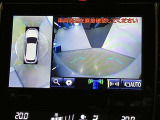 複数のカメラの映像をもとに、クルマを真上から見ているような映像をドライバーに提供し駐車をサポートする機能です。
