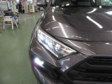 シャープな多角形で構成された特徴のあるBi-Beam LEDランプ+LEDクリアランスランプ(オートレベリング機能付)
