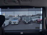 日差しの強い時には、プライバシーガラスに加え、ロールサンシェイドが、あなたを守ります。
