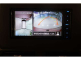 パノラミックビューモニター付きです。車両を上から見たような映像をディスプレイ画面上に表示。運転席からの目視だけでは見にくい、車両周辺の状況をリアルタイムでしっかり確認できます。