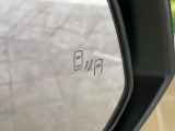 【ブラインドスポットモニター】走行中、ドアミラーの死角になりやすい箇所に後続車が接近するとサイドミラーのレンズに警告を表示!ドライバーに注意喚起をしてくれます。