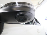 助手席側で見えにくい左前方の映像を、車内のマルチファンクションディスプレイに映し出します。前方への駐車や左寄せ、狭い道でのすれ違いなど、さまざまなシーンで安心して運転できる便利な機能です。