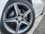 ●純正アルミホイール:輸入車ならではの卓越した走りを支えるホイールと足回りです!日本車の走りに慣れている方にもぜひ体感して頂きたいほど、高いレベルでまとまっています!