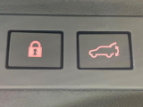 【パワーバックドア】スマートキーや運転席のボタンを押すだけでリアゲートが自動で開閉します!荷物を持っている時や、高い位置にあるバックドアを閉める際に便利な機能です♪