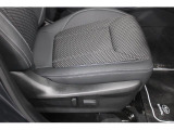 運転席パワーシート。シートリフター、前チルト、前後スライド、リクライニングの調整を電動化。最適なポジションを提供します。