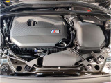 【BMWエンジン】革新的なガソリン・エンジン・テクノロジーによる高性能かつ高効率。レスポンスの良いパワーを発揮。常にスムーズな吸気を実現しアクセル開度にダイレクトに反応しドライビングを楽しく演出。