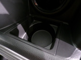 運転席の届きやすいところにドリンクホルダーがついています。視線をそらすことなく手に取れるので運転に集中できて安心ですね。
