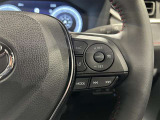 ステアリングスイッチ付きで、運転中に視線を前に向けたまま操作できます。