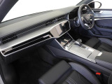 Audiのインテリアはエクステリア同様、優れたデザイン性とクオリティ、そして機能性を兼ね備えております。