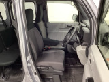 フィット感のあるシート。しっかりと支えてくれるので、長時間の運転を快適にサポートしてくれます。