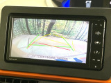 【バックカメラ】駐車時に後方がリアルタイム映像で確認できます。大型商業施設や立体駐車場での駐車時や、夜間のバック時に大活躍!運転スキルに関わらず、今や必須となった装備のひとつです!