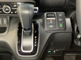 CVT車のセレクトレバーです。低速から高速まで、変速ショックのないスムーズな走りと、エンジン効率のよい領域を維持して燃費にも貢献します。サイドブレーキはスイッチ操作の電子制御パーキングブレーキです。