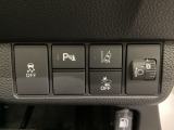ハンドルの右側にはヘットライトリベライザーとHondaセンシング用のメインスイッチがついています。ヘッドライトリベライザーは道路状況や積荷の加重に応じてライトの高さを調節できます。