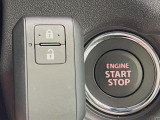 【キーレススタートシステム】カバンやポケットに入れたままでもドアの施錠・解錠が可能なスマートキーを装備。エンジンのオン・オフ時もカギを取り出す必要が無いからとっても便利です♪