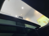 【電動パノラマルーフ】BMWのパノラマルーフは開閉が目的でなく、ルーフと一体感のある構造によって、より解放感を実現しているのが特徴です。