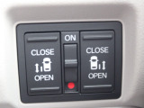 パワースライドドア付で、挟み込み防止機能によりお子様の乗り降りも安心!車内・車外のドアハンドルからはもちろんのこと運転席スイッチやリモコンキーからも開閉操作が可能で大変便利な装備となっております!