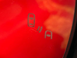 【ブラインドスポットモニター】走行中、ドアミラーの死角になりやすい箇所に後続車が接近するとサイドミラー付近に警告を表示、ドライバーに注意喚起をしてくれます。