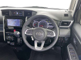 運転席まわりです。 各操作スイッチは使いやすい位置に配置されてます。