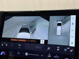 パノラミックビューモニターを装備。駐車場や交差点でクルマを真上から見るように周囲を確認できます。機能の詳細は販売店スタッフまでおたずねください。