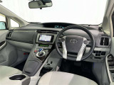 運転席まわりです。 各操作スイッチは使いやすい位置に配置されてます。