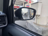 BSW『後側方車両検知警報』。 死角になりやすい隣接レーンの後側方を走行する車両を検知すると、ドライバーに表示で知らせ、さらにウィンカーを作動させた場合には、音と表示で警報します。