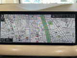 BMWのナビゲーションは操作性も良く、詳細な地図情報と交通状況を見やすく表示し、快適なドライビングをサポートしながら目的地までナビゲートします。