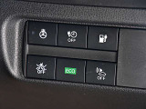 運転席右側の各種操作スイッチです。ハンドルヒーターは寒さが厳しい冬期には手先から温めてくれますので大変便利です。