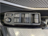 パワーウィンドウのスイッチですよ。 運転席に居ながら窓を開け閉めのコントロールできますよ。 ロック機能で、子供がイタズラして窓を開けるという事も無くなりますよ。