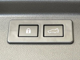 【パワーバックドア】スマートキーや運転席のボタンを押すだけでリアゲートが自動で開閉します!荷物を持っている時や、高い位置にあるバックドアを閉める際に便利な機能です♪
