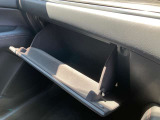 車検証なども収納できる大型のグローブボックスは、使い勝手もよく役立ちます!