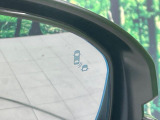 【ブラインドスポットインフォメーション】走行中、ドアミラーの死角になりやすい箇所に後続車が接近するとサイドミラー付近に警告を表示、ドライバーに注意喚起をしてくれます。