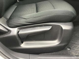 運転席シートリフター!ご自分の好きなシートポジションが取れるので運転が楽しくなりますし疲れにくいです。