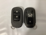 スマートキーを装備しています。鍵を差し込むことなくドアロックの開け閉めと、スタートボタン操作でのエンジンスタートができます。スペアキーも同じものを用意しております。