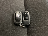 スマートキー付。キーを取り出さなくてもドアロックの施錠・開錠、エンジンの始動が出来ます。雨の日や荷物の多い日にとても便利ですね。