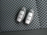 『インテリジェントキ-』機械的な鍵を使用せずに車両のドアの施錠/解錠、エンジン始動が可能なシステムです!(スペアキ-付き)