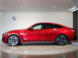 【拘りのFR】BMWが多く採用するFR車。ダイレクトでスポーティな加速感・シャープなハンドリングを実現。縦置きエンジンレイアウトにより、フラットで上質な乗り味です。
