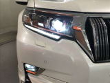 LEDヘッドライトです。デザイン性がよくとても明るいので、夜間の走行や悪天候でも安心です。しかも長寿命!