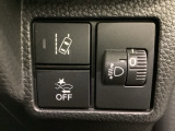 ハンドルの右側にはヘットライトリベライザーとHondaセンシング用のメインスイッチがついています。ヘッドライトリベライザーは道路状況や積荷の加重に応じてライトの高さを調節できます。