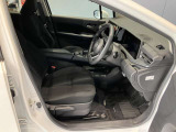 運転席まわりです。運転席からの視界が左右に広く隅々まではっきりと見渡せます!クルマの前端も把握しやすく安心して運転できます!