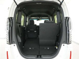 2列目シートは左右独立で倒すことができます。3人乗車状態でより多くの荷物を積むことができます。