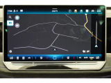 15インチの大型タッチディスプレイは前方を遮らない位置に固定され、またドライバーにむけて角度が付いています。