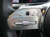 ハンドルスイッチ(左)は、運転中に手を離さずナビ画面を安全に操作できます。