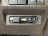 ハンドルの右下にETCがついています。高速道路の料金所の通過も楽々です!。 カードの取り出しもしやすい場所についています。