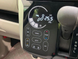 【オートエアコン】一度お好みの温度に設定すれば、車内の温度を検知し風量や温度を自動で調整。暑い&hellip;寒い&hellip;と何度もスイッチ操作をする必要はありません。快適な車内空間には必須の機能ですね♪