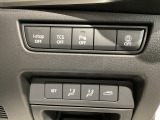 運転席脇のクラスタースイッチ部分にはパーキングセンサー、その他走行系スイッチを集中配置しております。その下部にはシートポジションメモリースイッチをセット。