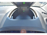 運転席前にも実用的な収納スペースを備えています