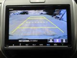 バックカメラの画像です。ガイドラインがスムースな車庫入れをサポートいたします。車庫入れの安心感がアップしますね。