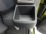 カップホルダーは運転席や助手席からちょうど手の届く位置です!!